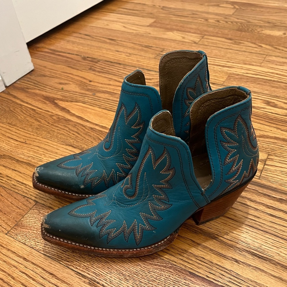 Ariat Dixon Western Boots Womens Size 7.5 Turquoise Color Embroidered Pointed